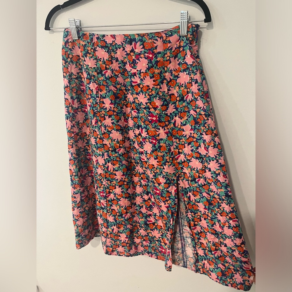 Loft Midi Floral Skirt petite - cool fabric and summery design - Has a slit